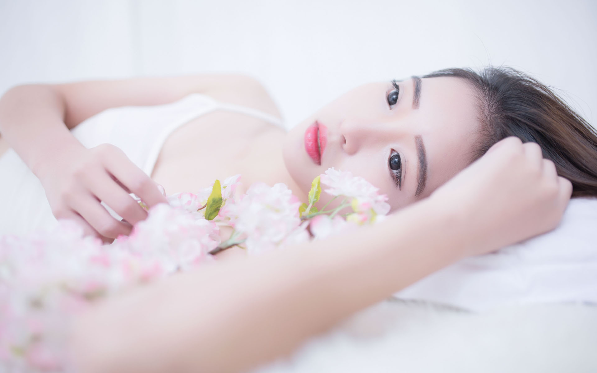 上海医生飞机上协助急救心脏骤停乘客